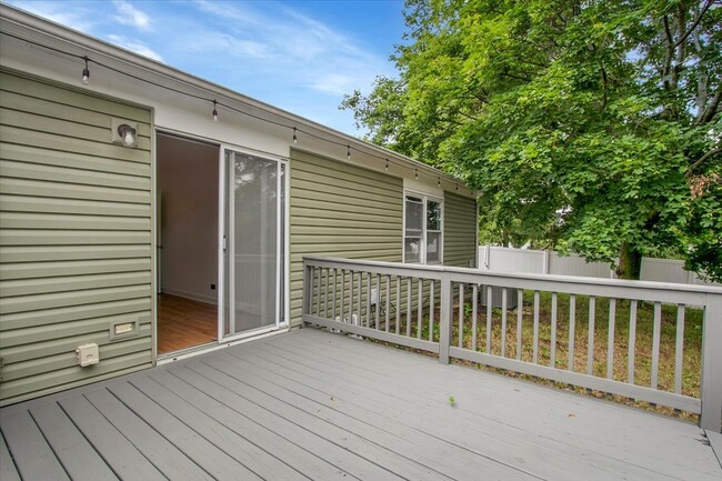 Building Photo - 1645 Estate Cir