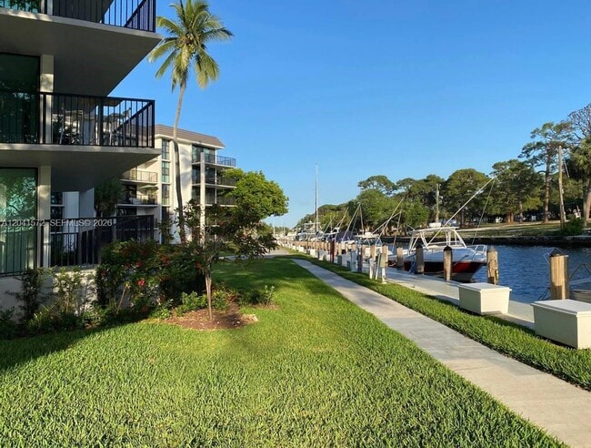 Building Photo - 900 River Reach Dr