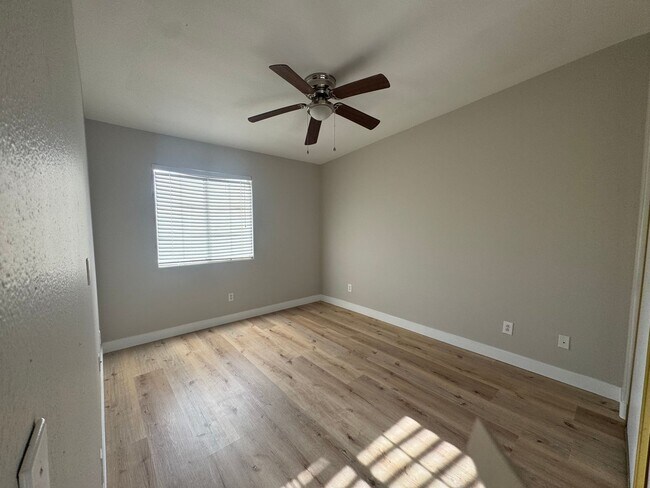 Building Photo - Great townhome in gated community, 3brs, 2bth, 2cg