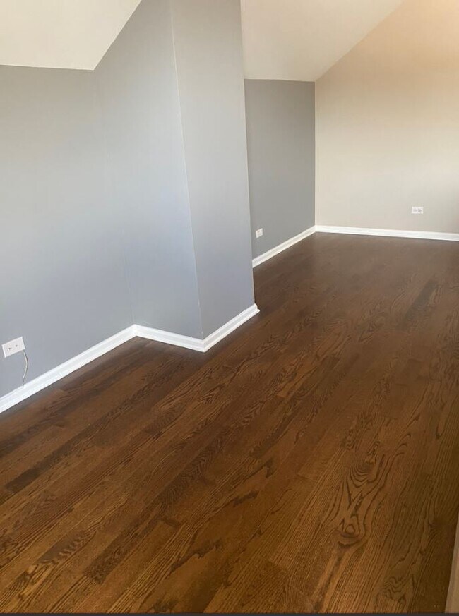 3rd floor Loft overlooks MB - 5326 S Ingleside Ave