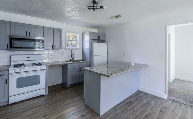 Building Photo - 301 E Dumble St