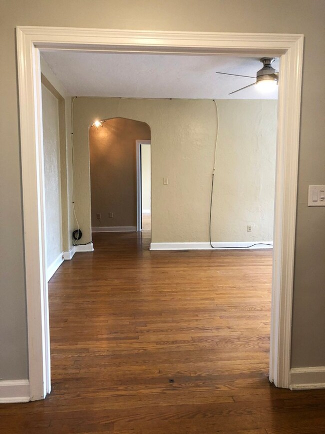 Building Photo - One Bedroom In Shadyside