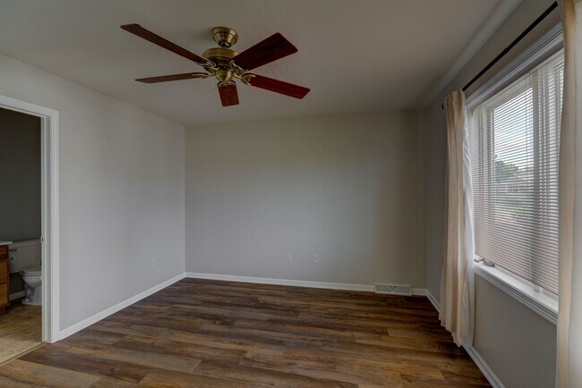 Building Photo - 2770 Sunflower Dr