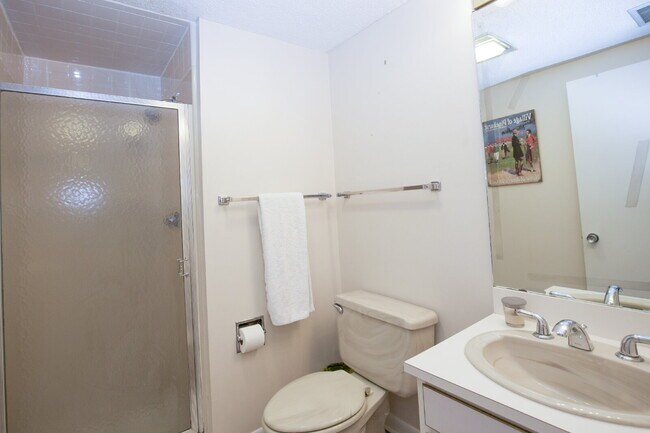 Building Photo - FULLY FURNISHED 2-Bed, 2-Bath Condo in Pin...