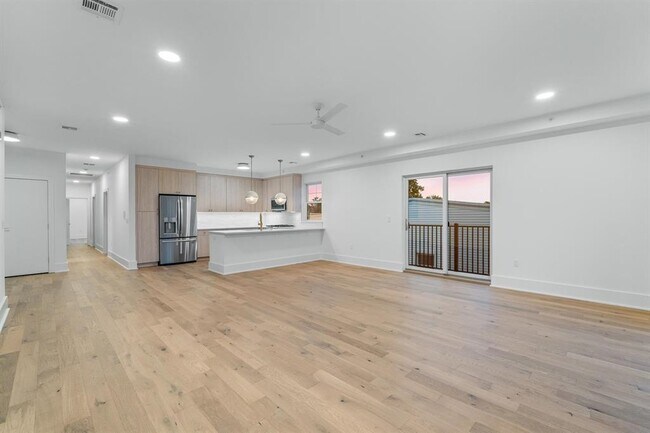 Building Photo - 525 AVENUE E