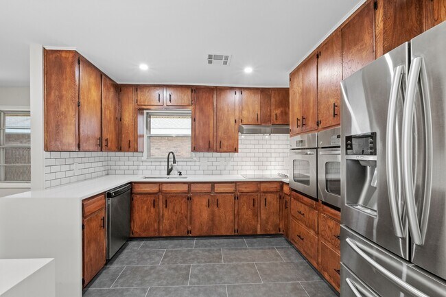 Building Photo - 5911 Rutherglenn Dr