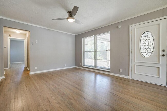Building Photo - 2442 Oates Dr