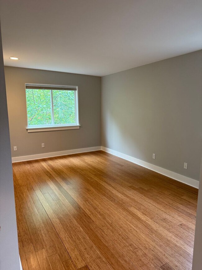 Building Photo - Wallingford Condo Unit