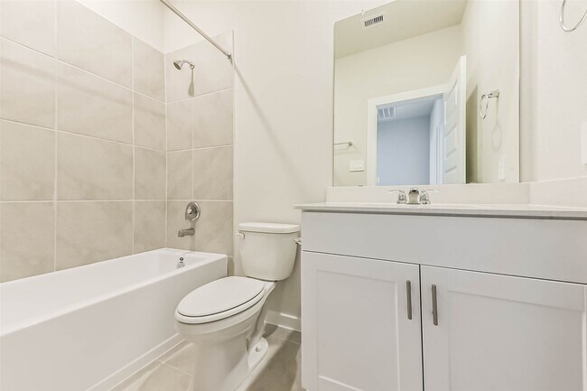 Building Photo - 583 Avisa Dr