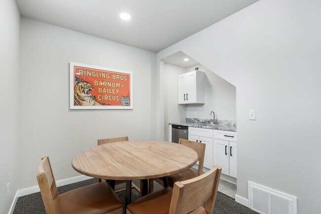 Building Photo - FURNISHED HOUSE! Short or Long Term! Large Newly Renovated Fully Furnished Modern 5 Bedroom Home ...