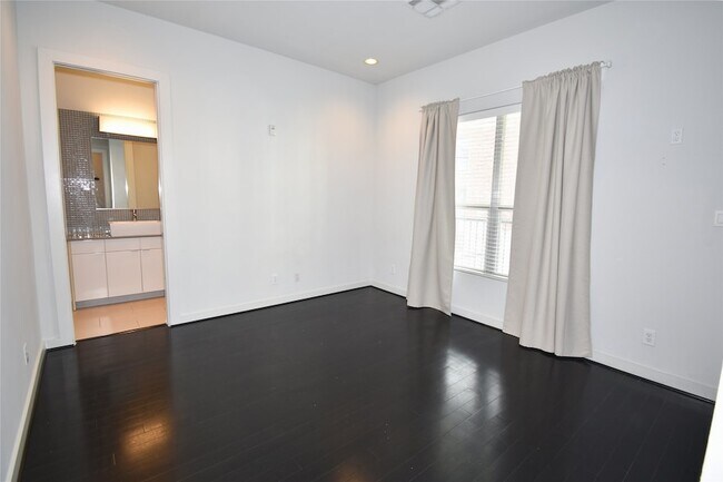 Building Photo - 207 Pierce St