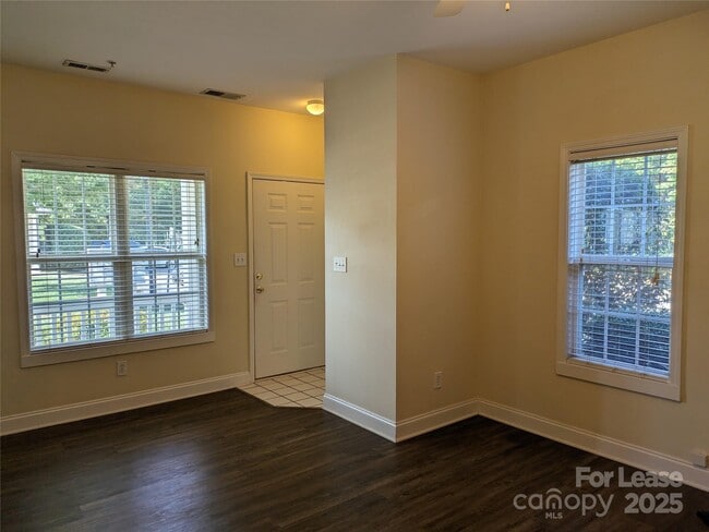 Building Photo - 917 Shearer St