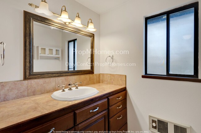 Building Photo - Two Bedroom, Charming Townhouse In the Hea...