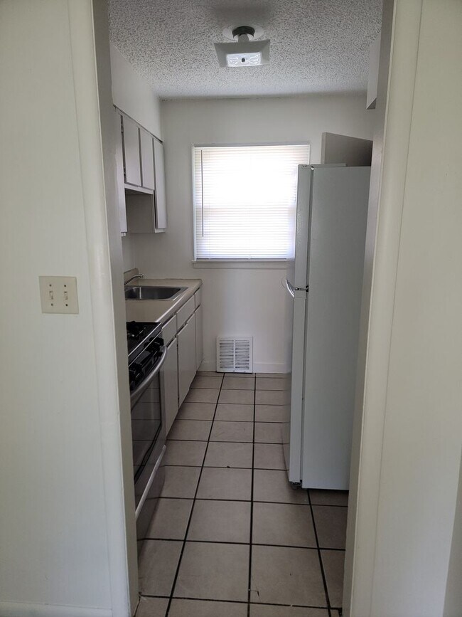 Building Photo - 2BR/1BA Updated Home – Vouchers Welcome!