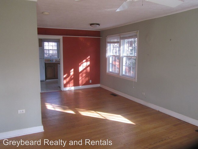 Building Photo - 704 9th St
