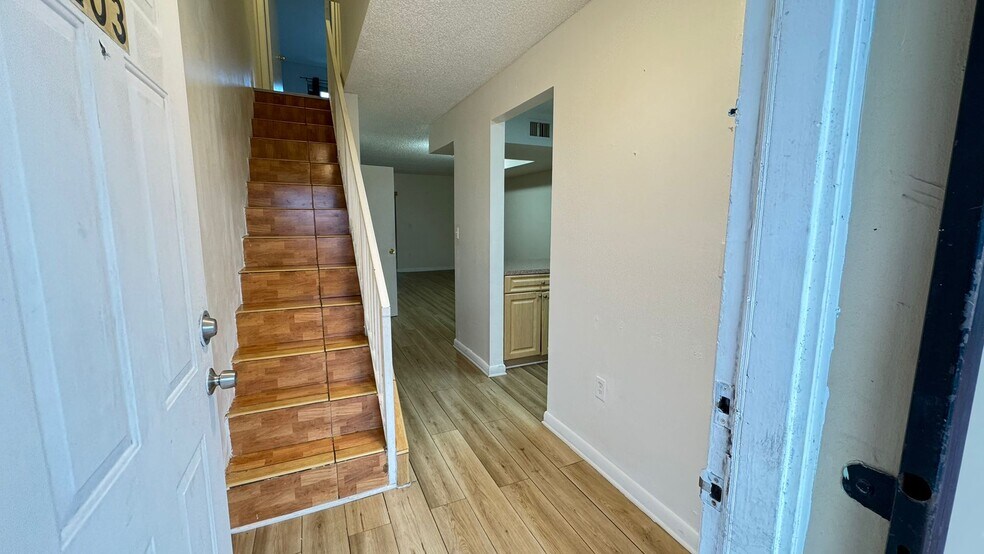 Building Photo - 2319 W 60th St