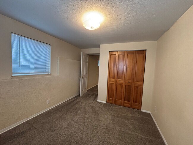 Building Photo - 5 Bed, 2 Bath Ranch-style w/ A/C! - Available Now! - MileStone Real Estate Services