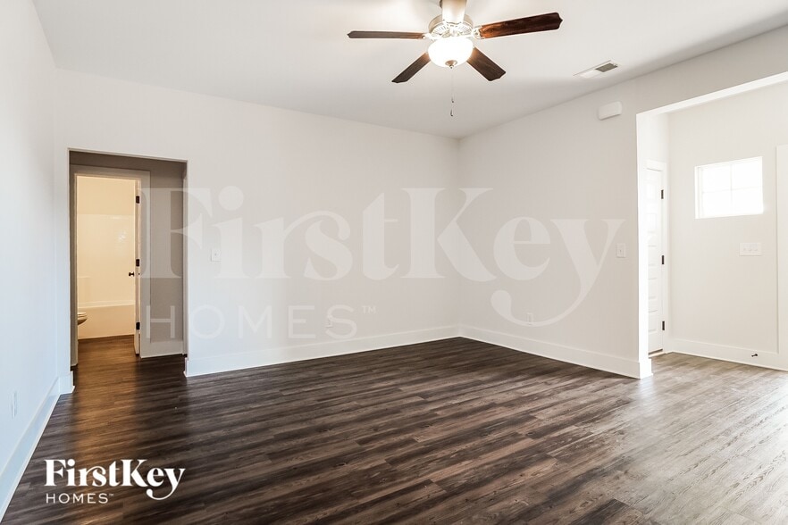 Building Photo - 2807 Village Ln