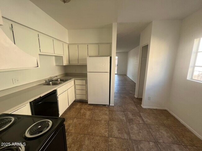 Building Photo - 2838 E Marconi Ave