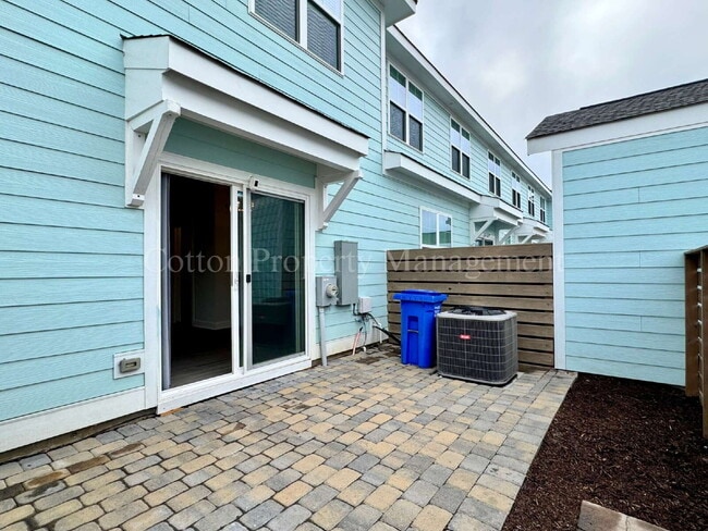 Building Photo - 2BR/2.5BA townhome in River Lights Communi...