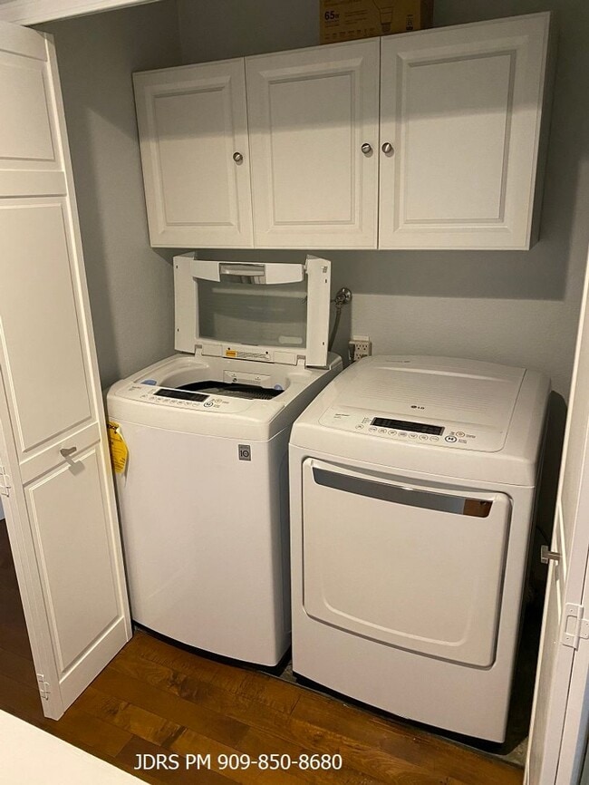 Building Photo - Monrovia 2 Bedroom Townhouse