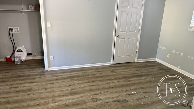 Building Photo - RATE DROP ALERT (was $2300/month)!