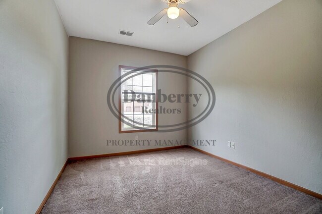 Building Photo - 1117 N Byrne Rd