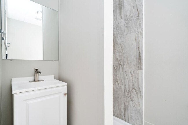 Building Photo - 233 Alder Ave