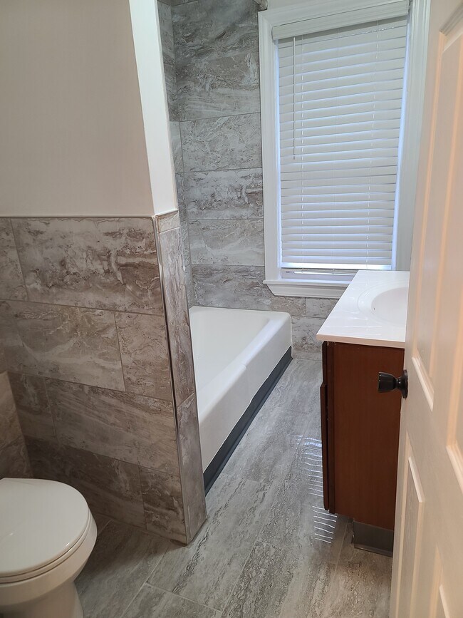 Building Photo - 197 Center St