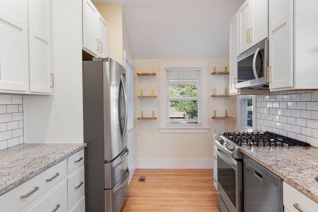 Building Photo - 2 Bedroom 1 Bath Duplex