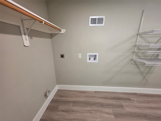 Building Photo - 10731 Hillside Dr