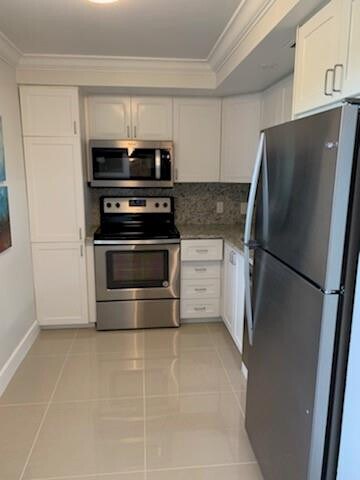 Building Photo - 2950 N Palm Aire Dr