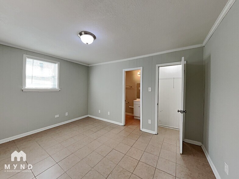 Building Photo - 2611 Lake Harbin Rd