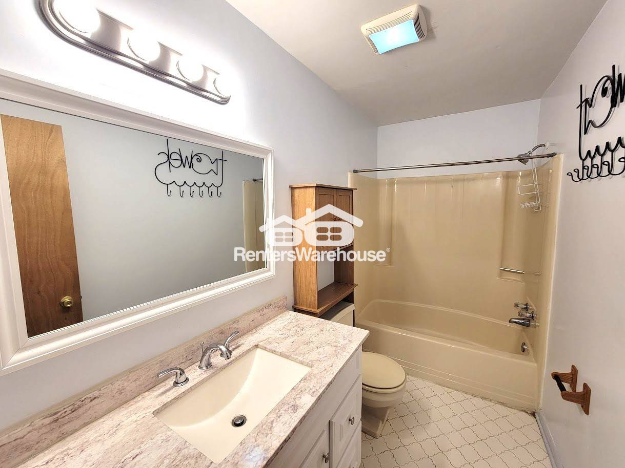 Building Photo - 1412 Bayberry Ct S