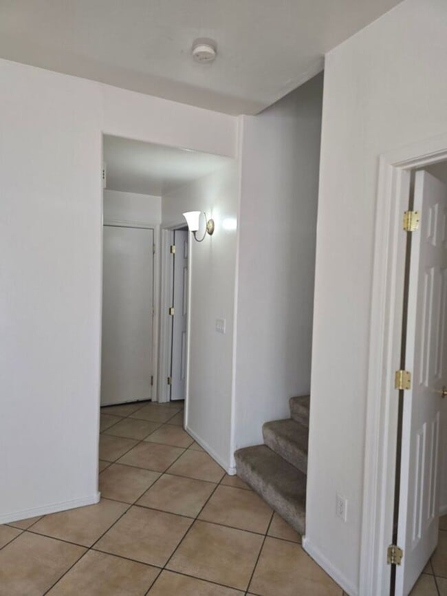 Building Photo - Large 4 bedroom home with Den - Corner lot...