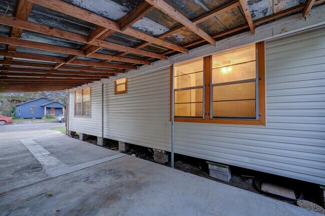 Building Photo - 5319 Bell St