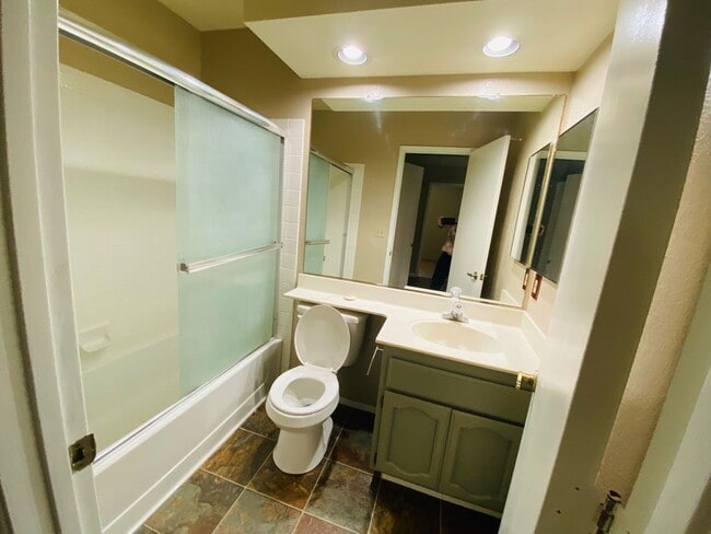 Building Photo - Fresh & Clean!!