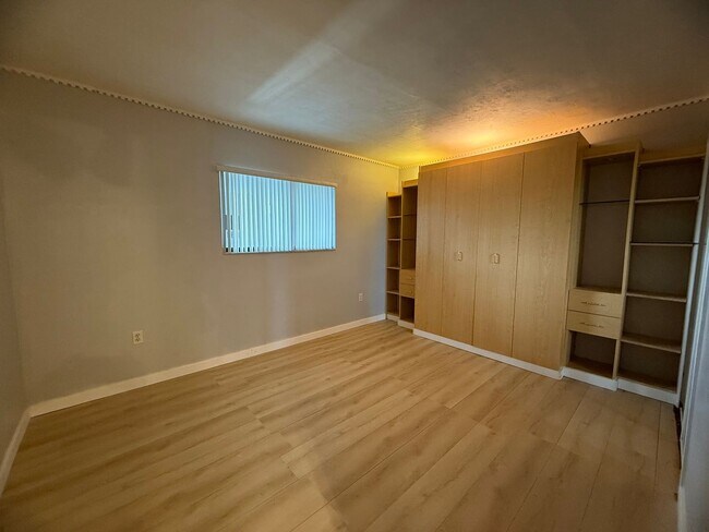 Building Photo - Stunning 8th floor Riverfront Condo
