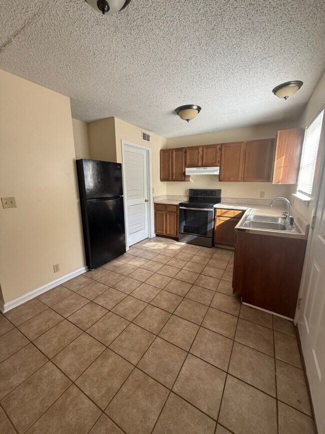 Building Photo - Affordable Townhome with Free Rent
