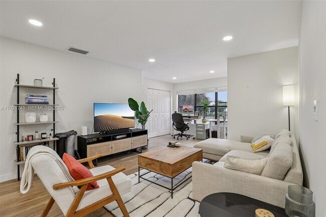 Building Photo - 2926 S University Dr