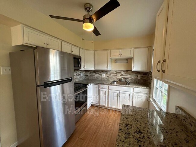 Building Photo - 1944 Malcom Dr