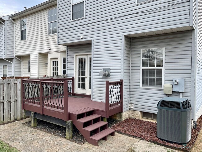 Building Photo - BEAUTIFUL THREE LEVEL TOWNHOME IN NORTH STAFFORD!