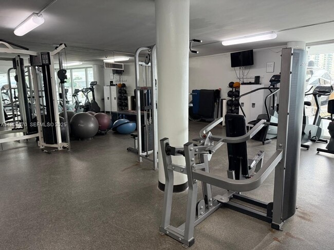 Building Photo - 900 Bay Dr