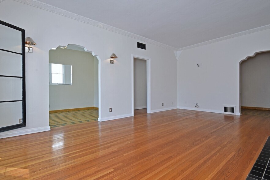 Building Photo - 724 S Genesee Ave