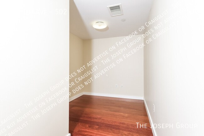 Building Photo - 909 5th Ave