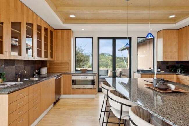 Building Photo - Luxury Living Above The Bay -- Iconic views!