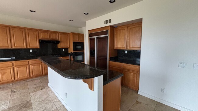 Building Photo - Large lovely home with amazing views!