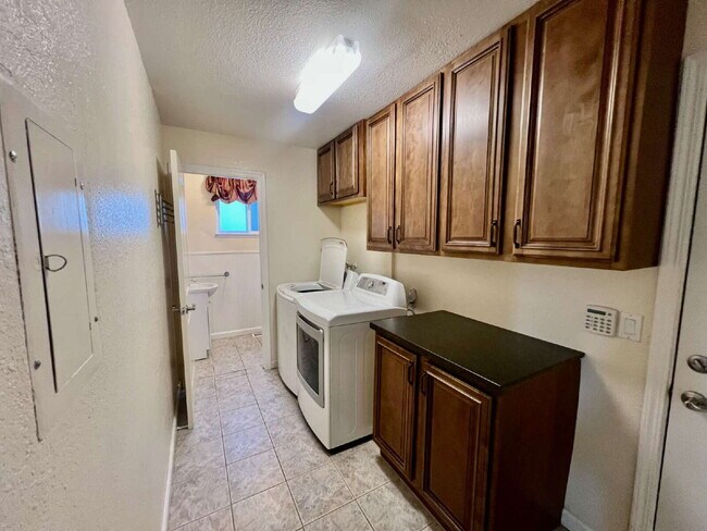 Building Photo - MOVE IN SPECIAL! ! Beautiful 3 bedroom 3 b...
