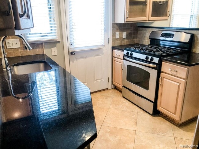 Building Photo - 721 N Eton St