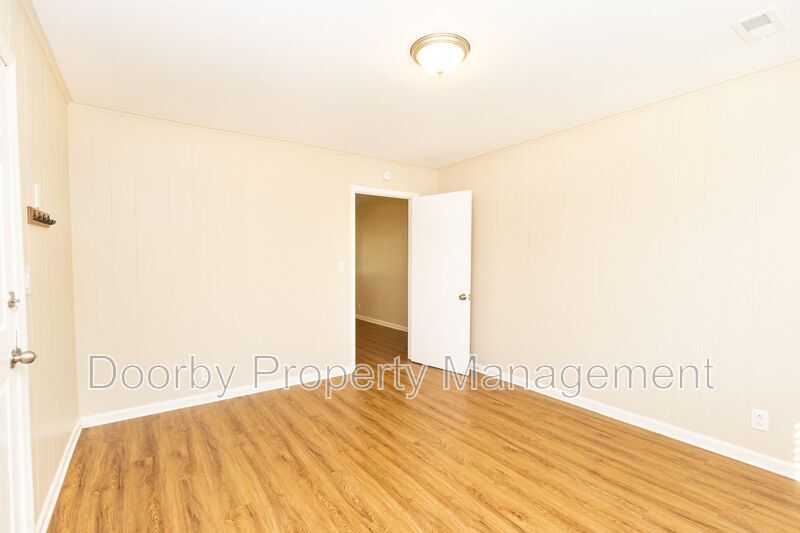 Building Photo - 207 Memorial Dr